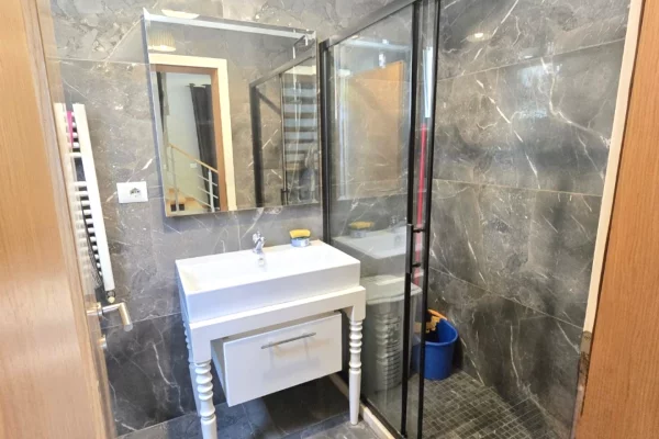 Shtepi me qera Vila Luksoze ne Tirane, 3+1, Mobilimi E mobiluar, Pagesa 999  Euro.