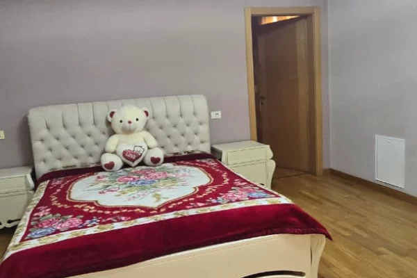 Shtepi me qera Vila Luksoze ne Tirane, 3+1, Mobilimi E mobiluar, Pagesa 999  Euro.