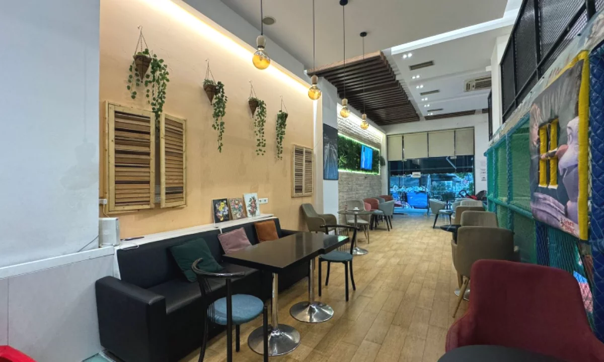  LOKAL NE SHITJE – Sheshi Wilson