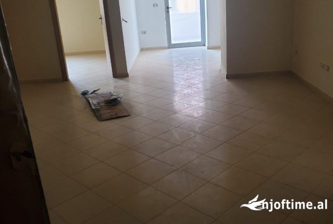 Shtepi ne shitje Apartament ne Tirane, 2+1, Mobilimi Bosh, pa mobiluar, Pagesa 110,000  Euro.
