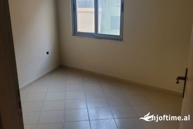 Shtepi ne shitje Apartament ne Tirane, 2+1, Mobilimi Bosh, pa mobiluar, Pagesa 110,000  Euro.