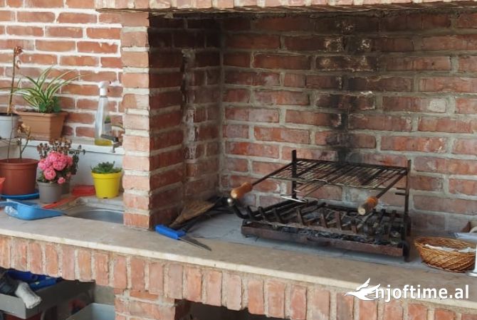 Shtepi me qera Penthose(kati i fundit panoramik) ne Tirane, 3+1, Mobilimi E mobiluar, Pagesa 1,000  Euro.