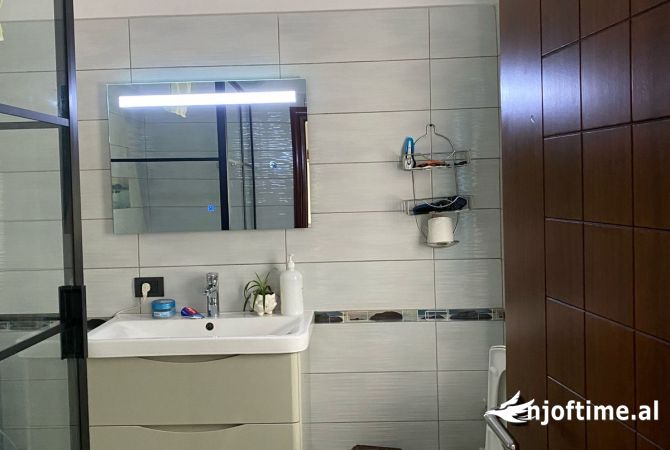 Shtepi me qera Penthose(kati i fundit panoramik) ne Tirane, 3+1, Mobilimi E mobiluar, Pagesa 1,000  Euro.