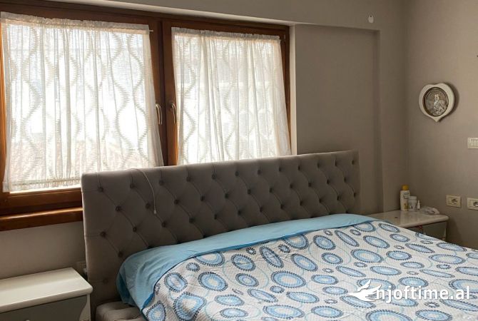 Shtepi me qera Penthose(kati i fundit panoramik) ne Tirane, 3+1, Mobilimi E mobiluar, Pagesa 1,000  Euro.