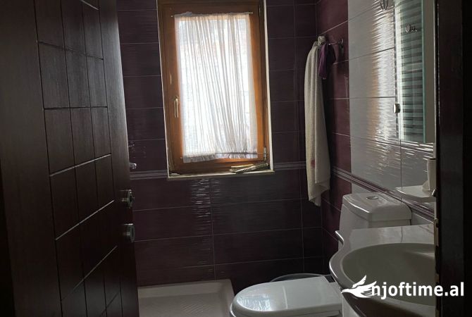 Shtepi me qera Penthose(kati i fundit panoramik) ne Tirane, 3+1, Mobilimi E mobiluar, Pagesa 1,000  Euro.