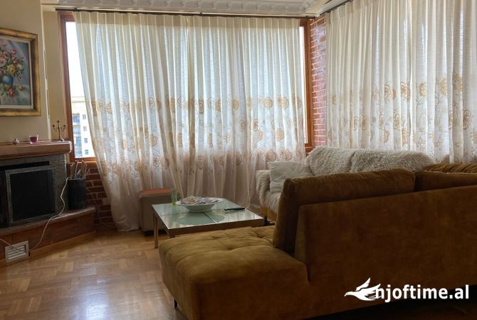 Shtepi me qera Penthose(kati i fundit panoramik) ne Tirane, 3+1, Mobilimi E mobiluar, Pagesa 1,000  Euro.