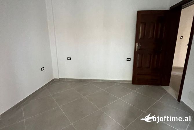 Shtepi ne shitje Vila Luksoze ne Tirane, 6+1, Mobilimi Bosh, pa mobiluar, Pagesa 586,500  Euro.