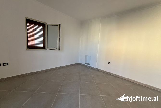 Shtepi ne shitje Vila Luksoze ne Tirane, 6+1, Mobilimi Bosh, pa mobiluar, Pagesa 586,500  Euro.