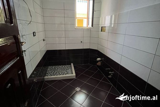 Shtepi ne shitje Vila Luksoze ne Tirane, 6+1, Mobilimi Bosh, pa mobiluar, Pagesa 586,500  Euro.