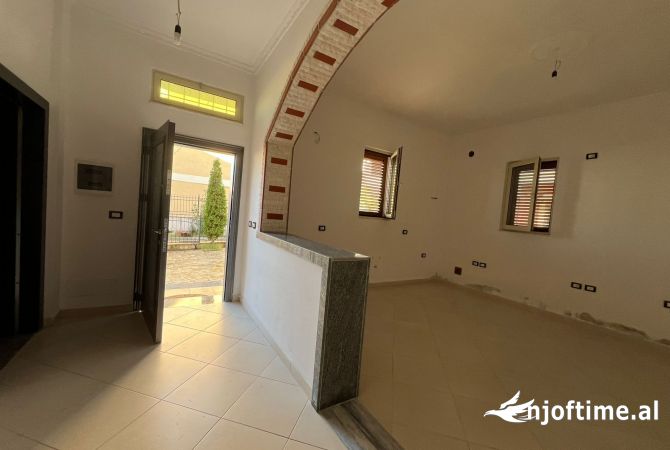 Shtepi ne shitje Vila Luksoze ne Tirane, 6+1, Mobilimi Bosh, pa mobiluar, Pagesa 586,500  Euro.