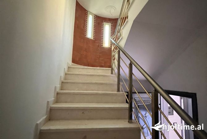 Shtepi ne shitje Vila Luksoze ne Tirane, 6+1, Mobilimi Bosh, pa mobiluar, Pagesa 586,500  Euro.