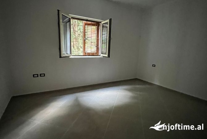 Shtepi ne shitje Vila Luksoze ne Tirane, 6+1, Mobilimi Bosh, pa mobiluar, Pagesa 586,500  Euro.