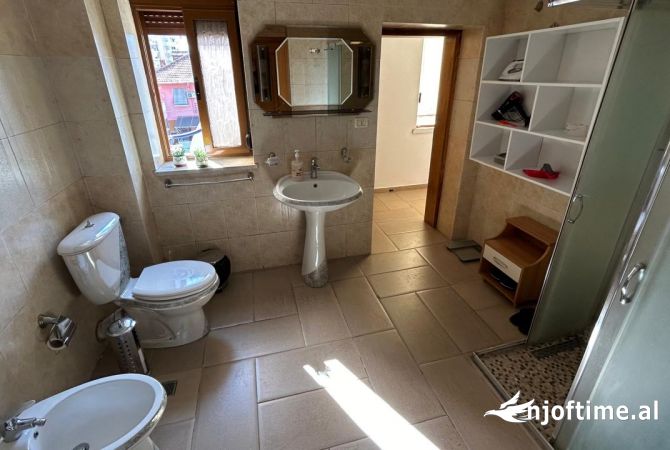 Shtepi me qera Apartament ne Tirane, 2+1, Mobilimi E mobiluar, Pagesa 800  Euro.