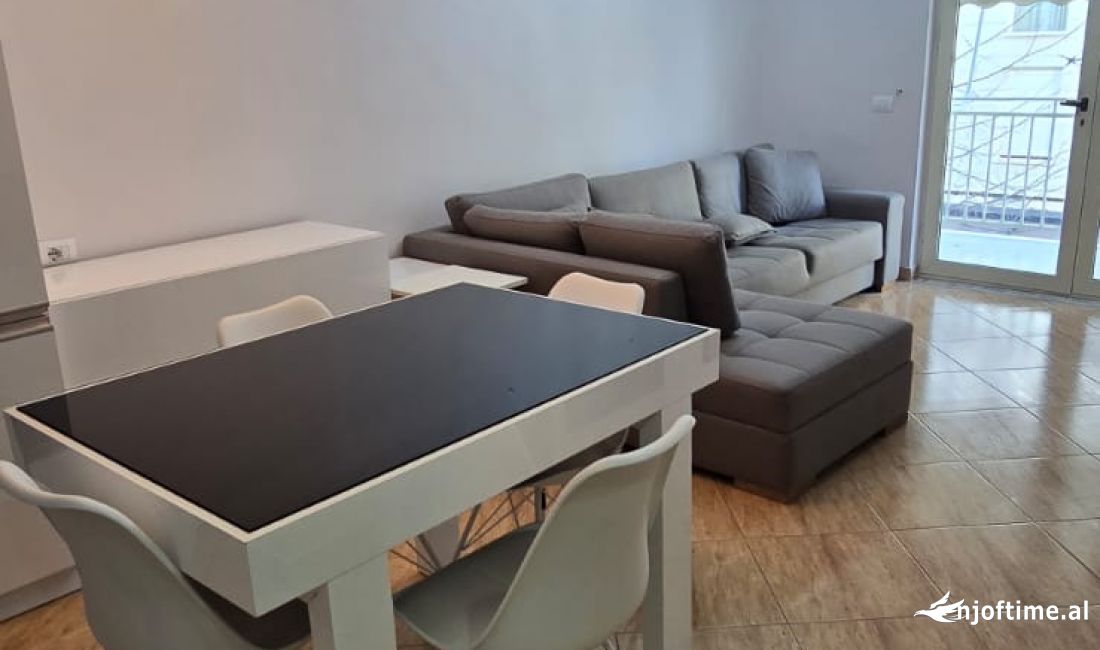 Shtepi ne shitje Apartament ne Tirane, 1+1, Mobilimi E mobiluar, Pagesa 135,000  Euro.