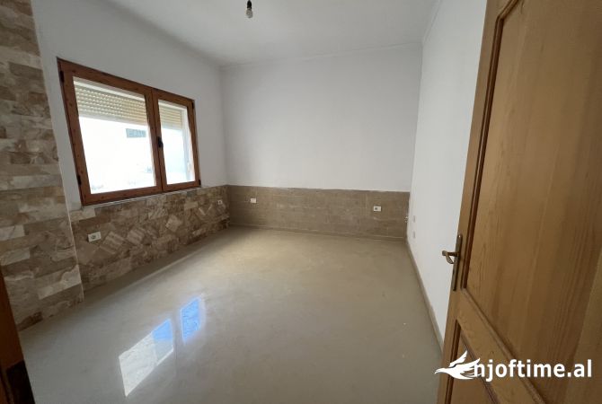 Shtepi ne shitje Shtepi Private ne Tirane, 6+1, Mobilimi Bosh, pa mobiluar, Pagesa 350,000  Euro.
