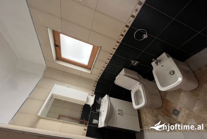 Shtepi ne shitje Shtepi Private ne Tirane, 6+1, Mobilimi Bosh, pa mobiluar, Pagesa 350,000  Euro.