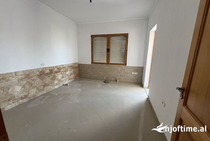 Shtepi ne shitje Shtepi Private ne Tirane, 6+1, Mobilimi Bosh, pa mobiluar, Pagesa 350,000  Euro.