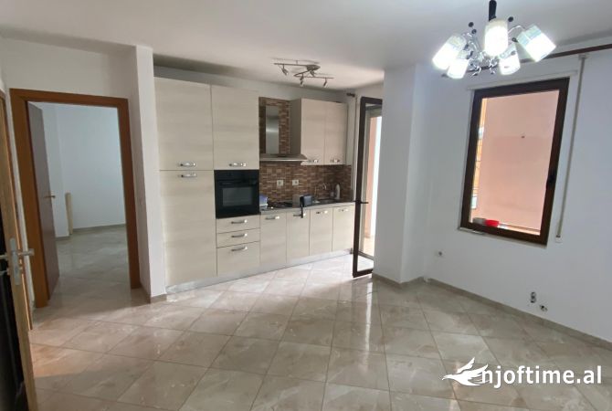Ambient biznesi me qera 3+1 ne Tirane - 500 Euro