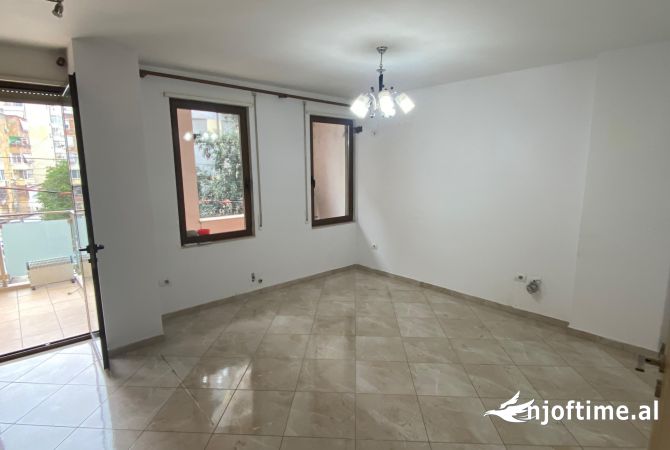 Ambient biznesi me qera 3+1 ne Tirane - 500 Euro