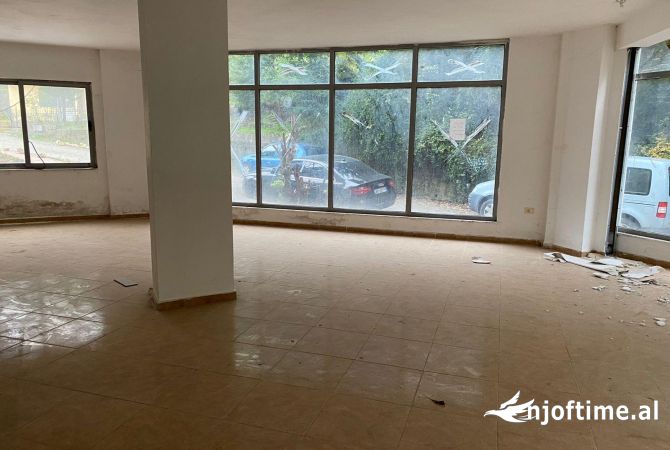 Ambiente Commerciale in Vendita 1+1 a Tirana - 60,000 Euro