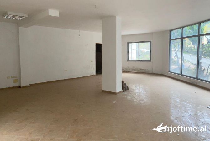 Ambiente Commerciale in Vendita 1+1 a Tirana - 60,000 Euro