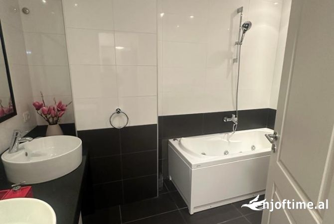 Shtepi me qera Apartament ne Tirane, 3+1, Mobilimi E mobiluar, Pagesa 1,600  Euro.