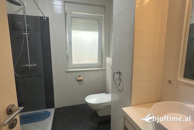 Shtepi me qera Apartament ne Tirane, 3+1, Mobilimi E mobiluar, Pagesa 1,600  Euro.