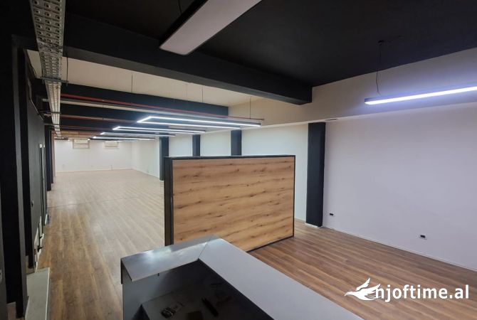 Tirane, jepet me qera ambjent biznesi Kati 0, 300 m2 2.800 Euro (21 Dhjetori)
