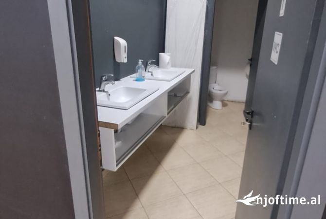 Tirane, jepet me qera ambjent biznesi Kati 0, 300 m2 2.800 Euro (21 Dhjetori)