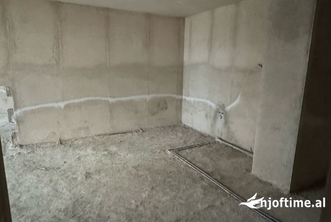 Shtepi ne shitje Apartament ne Tirane, 2+1, Mobilimi Bosh, pa mobiluar, Pagesa 103,000  Euro.