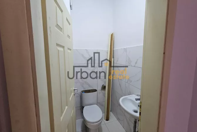 Shtepi me qera Apartament ne Tirane, 2+1, Mobilimi Bosh, pa mobiluar, Pagesa 400  Euro.