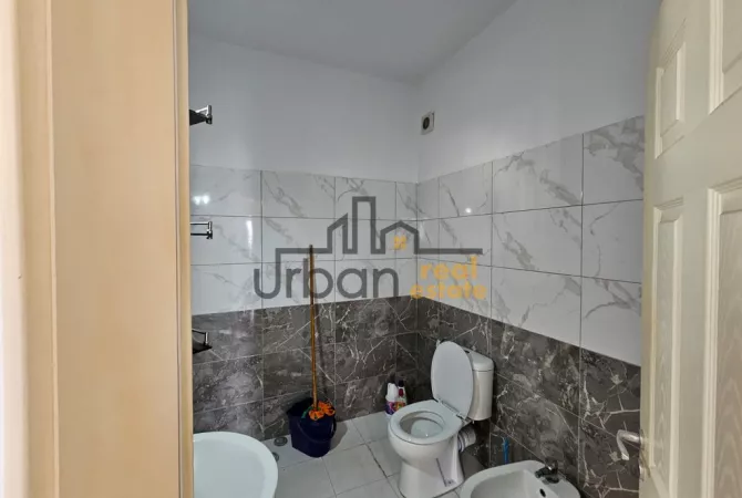 Shtepi me qera Apartament ne Tirane, 2+1, Mobilimi Bosh, pa mobiluar, Pagesa 400  Euro.
