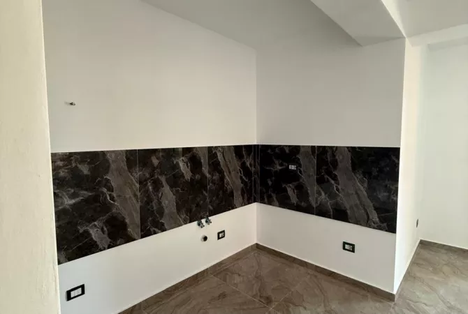 Tirane, jepet me qera ambjent biznesi Kati 6, 115 m2 900 Euro (Myslym Shyri)