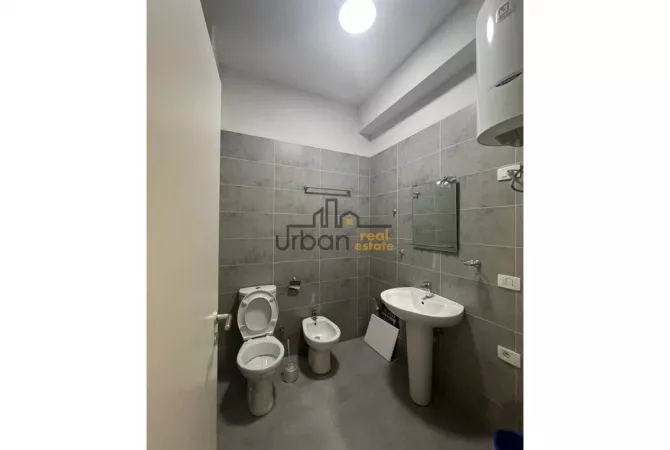 Shtepi ne shitje Apartament ne Tirane, 2+1, Mobilimi Bosh, pa mobiluar, Pagesa 135,000  Euro.