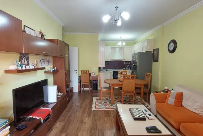 Shtepi ne shitje Apartament ne Tirane, 2+1, Mobilimi E mobiluar, Pagesa 140,000  Euro.