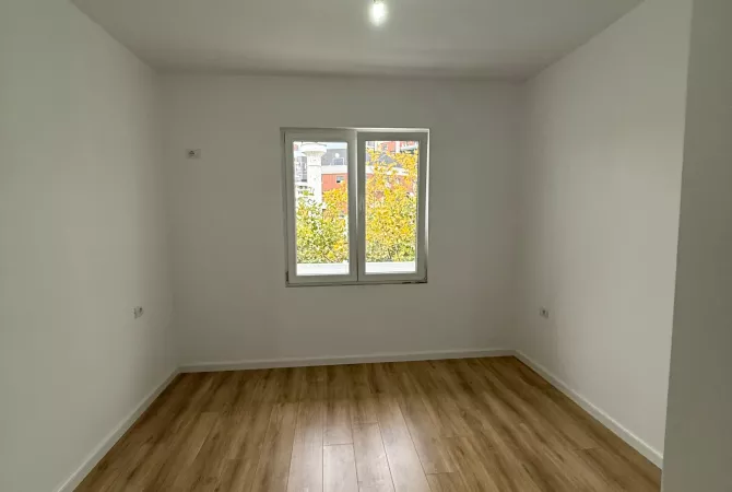 Shtepi ne shitje Apartament ne Tirane, 1+1, Mobilimi Bosh, pa mobiluar, Pagesa 133,000  Euro.