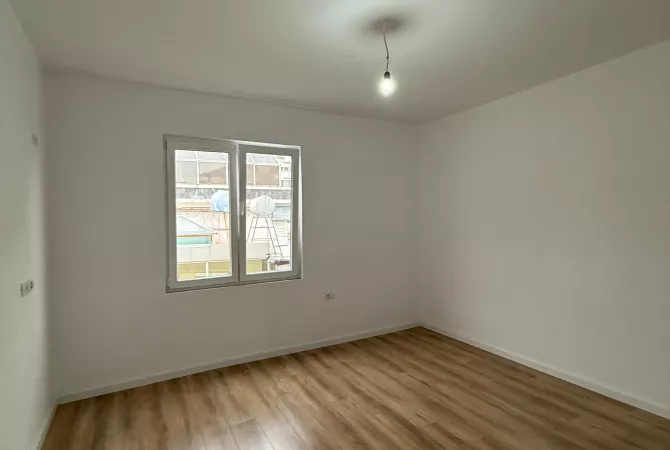 Shtepi ne shitje Apartament ne Tirane, 2+1, Mobilimi Bosh, pa mobiluar, Pagesa 167,000  Euro.