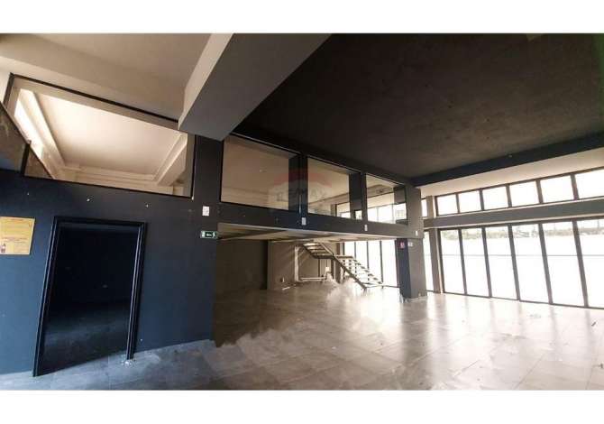 Ambient biznesi me qera 3+1 ne Tirane - 2,700 Euro