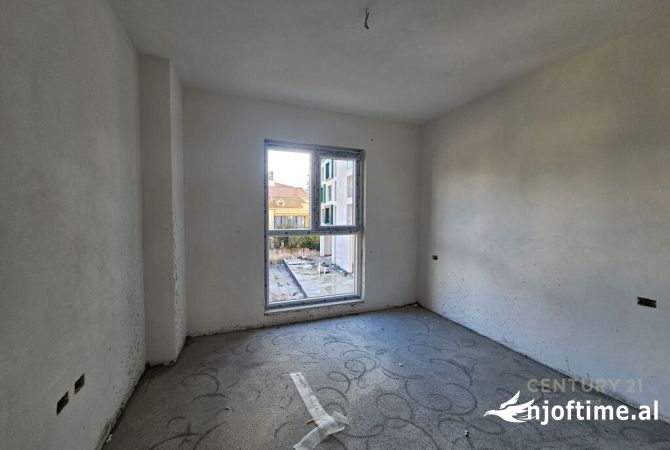 Shtepi ne shitje Apartament ne Tirane, 1+1, Mobilimi Pjeserisht e mobiluar, Pagesa 105,000  Euro.