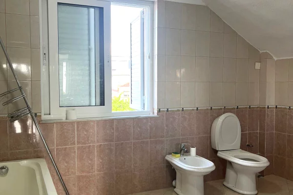 Shtepi me qera 4+1 ne Tirane - 1,500 Euro