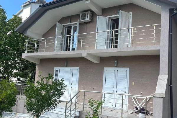 Shtepi me qera 4+1 ne Tirane - 1,500 Euro