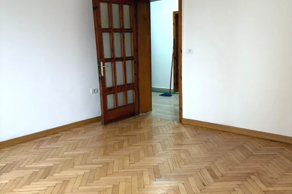 Shtepi me qera Apartament ne Tirane, 2+1, Mobilimi Pjeserisht e mobiluar, Pagesa 800  Euro.