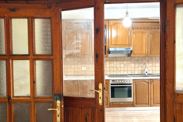 Shtepi me qera Apartament ne Tirane, 2+1, Mobilimi Pjeserisht e mobiluar, Pagesa 800  Euro.