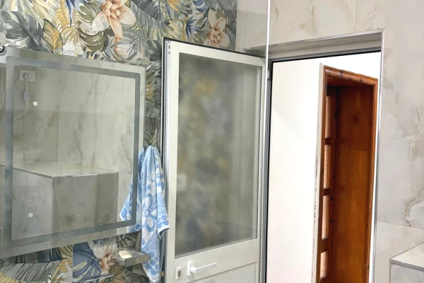 Shtepi me qera Apartament ne Tirane, 2+1, Mobilimi Pjeserisht e mobiluar, Pagesa 800  Euro.