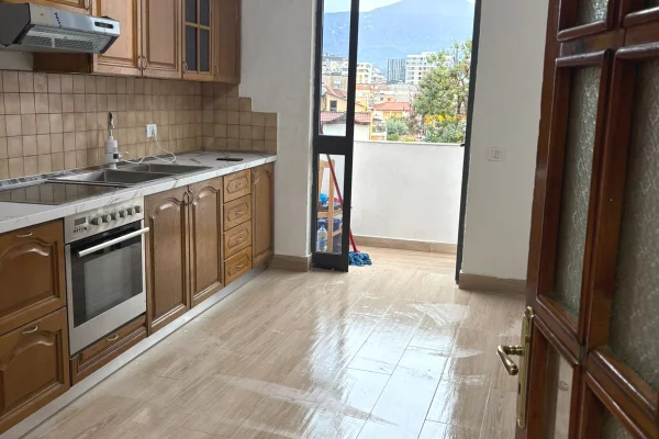 Shtepi me qera Apartament ne Tirane, 2+1, Mobilimi Pjeserisht e mobiluar, Pagesa 800  Euro.