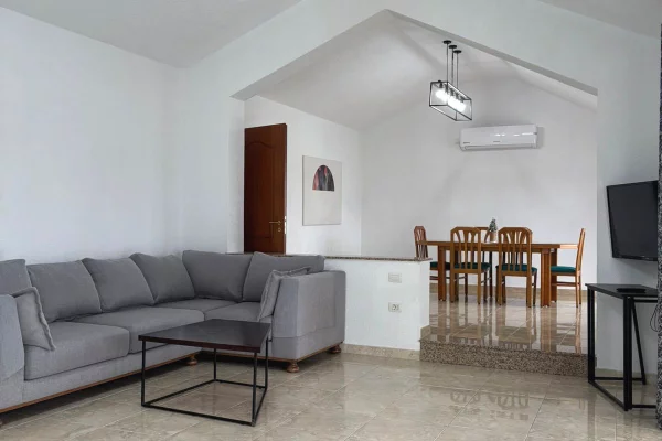 Shtepi me qera 5+1 ne Tirane - 150,000 Leke