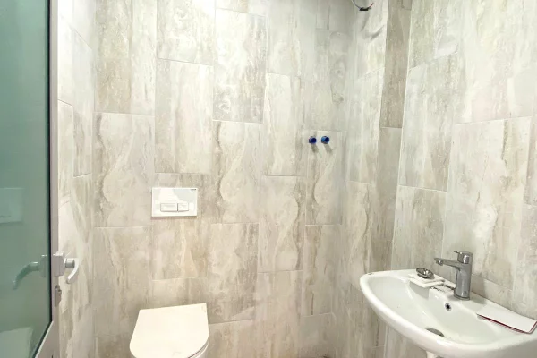 **Dyqan me Qira - 50m2 ne Zonen e Shkozes, Ideal per Biznesin Tuaj**