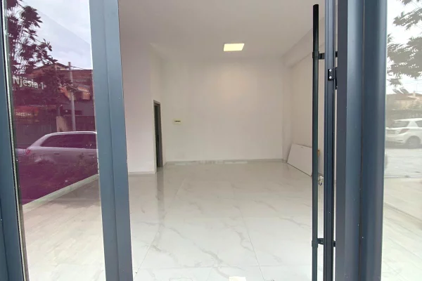 **Dyqan me Qira - 50m2 ne Zonen e Shkozes, Ideal per Biznesin Tuaj**