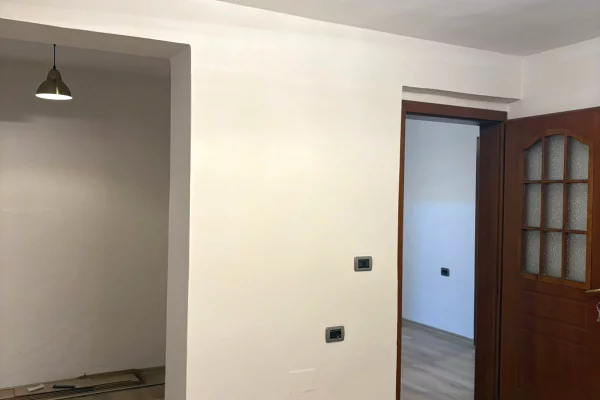 Shtepi me qera Apartament ne Tirane, 2+1, Mobilimi Bosh, pa mobiluar, Pagesa 500  Euro.