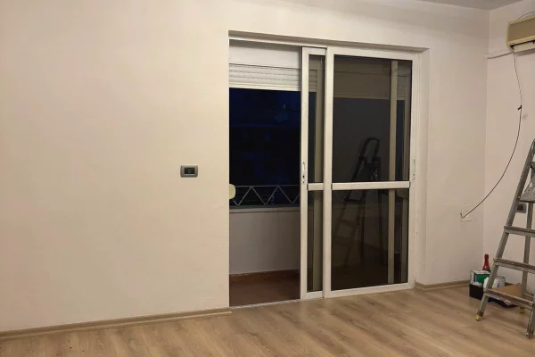 Shtepi me qera Apartament ne Tirane, 2+1, Mobilimi Bosh, pa mobiluar, Pagesa 500  Euro.